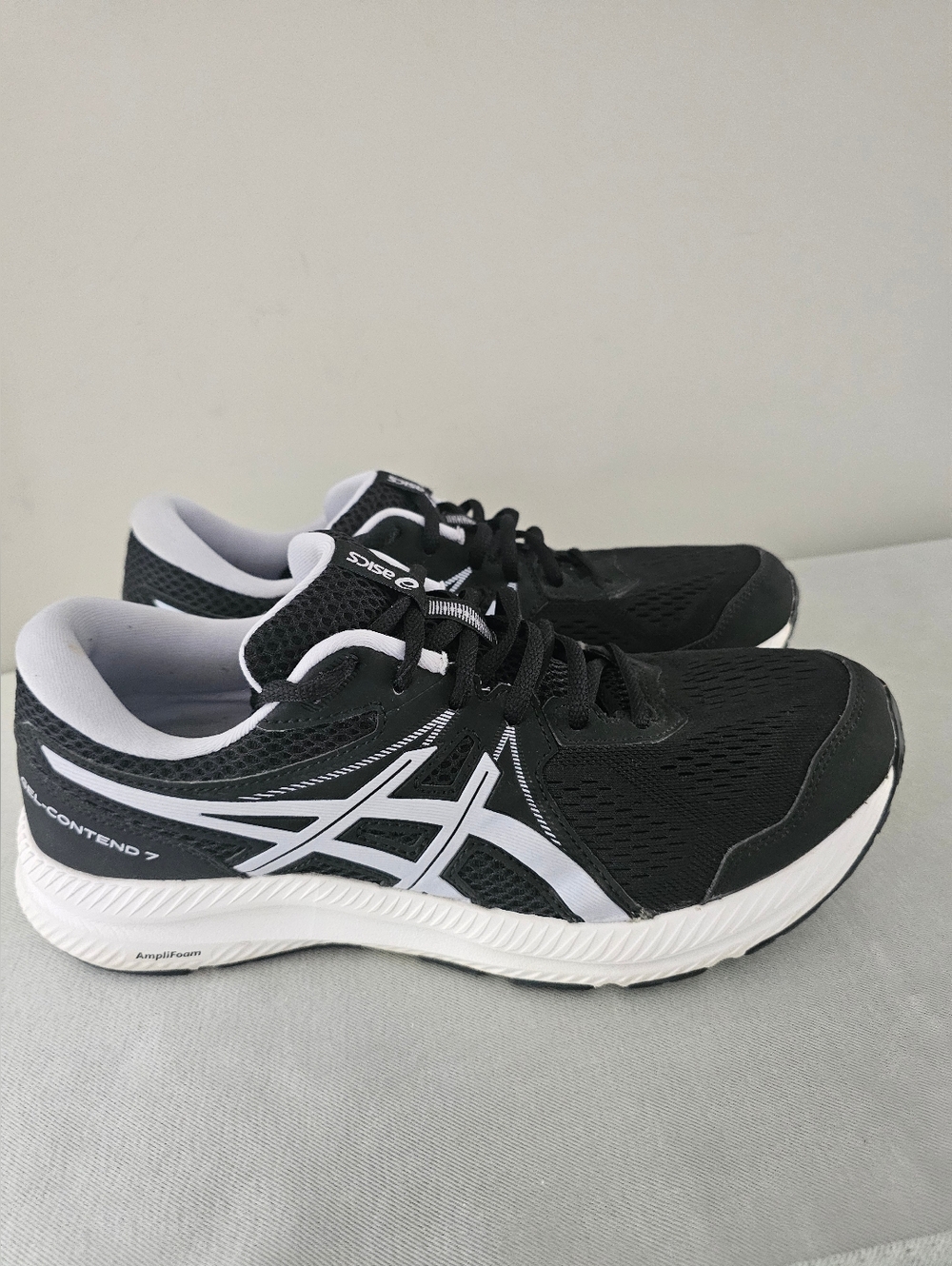 ASICS Gel Contend 7 Womens Black & White Athletic Running Shoes, Sneakers